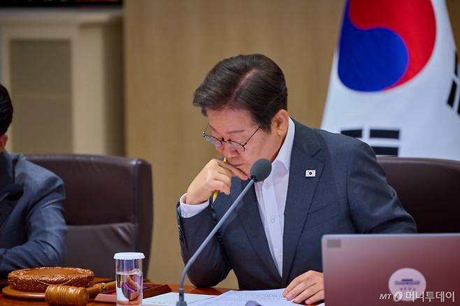 (서울=뉴스1) 허경 기자 = 이재명 대통령이 29일 서울 용산 대통령실 청사에서 열린 국무회의에서 생각에 잠겨 있다. (대통령실 제공. 재판매 및 DB 금지) 2025.7.29/뉴스1  Copyright (C) 뉴스1. All rights reserved. 무단 전재 및 재배포,  AI학습 이용 금지. /사진=(서울=뉴스1) 허경 기자