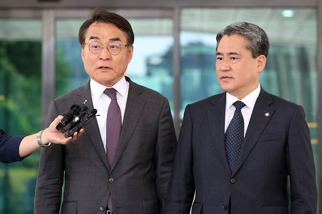 윤석열 전 대통령 측 변호사가 체포 영장 집행 cctv 공개와 무분별한 마녀사냥을 멈출 것을 요구했다. 사진은 지난 7일 서울 서초구 고등검찰청 앞에서 인터뷰를 진행 중인 윤석열 전 대통령 법률대리인단(배보윤·송진호 변호사)의 모습. /사진=뉴스1
