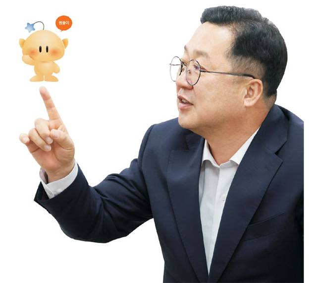 이장우 대전시장이 지난달 대전 서구 둔산동 시청 집무실에서 가진 문화일보와의 인터뷰에서 대전의 상징 캐릭터인 ‘꿈돌이’가 재탄생하게 된 과정을 설명하고 있다.  대전시청 제공