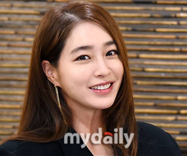 이민정이 남편 이병헌의 영화 홍보 때문에 유튜브를 구독해 달라고 라이브 방송을 켰다. / 마이데일리 DB