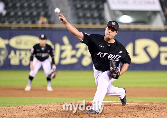 2025년 7월 31일 오후 서울 잠실구장에서 열린 '2025 신한 SOL뱅크 KBO 리그' KT 위즈와 LG 트윈스의 경기. KT 강백호가 8회말 구원등판해 역투하고 있다./마이데일리
