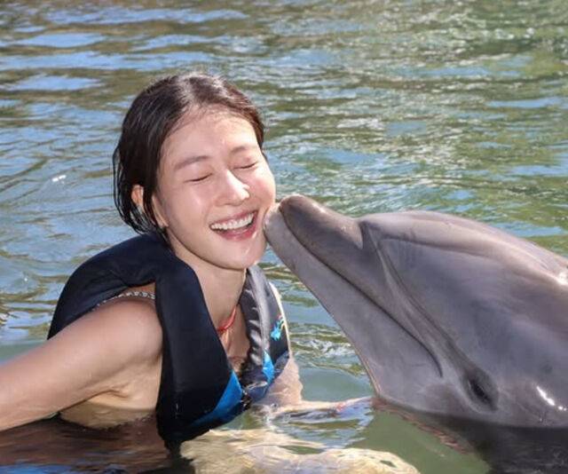 이현이가 돌고래와 함께 사진을 찍었다. / 이현이 소셜미디어