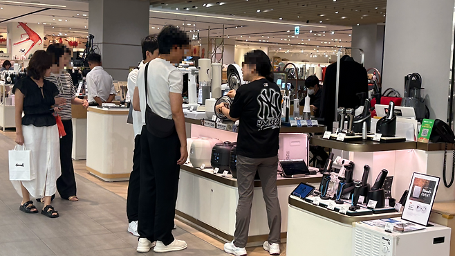 중국인이 밥솥을 사기 위해 상담을 받고 있다. 박연수 기자