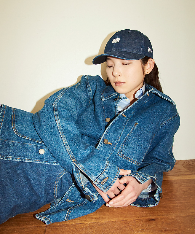 한국과 일본을 오가며 활동 중인 모델 아리하라 미유키(ARIHARA MIYUKI)와 컬래버로 제작한 모자를 활용한 화보
