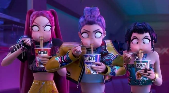 넷플릭스 ‘케이팝 데몬 헌터스’ 주인공들이 컵라면을 먹고 있는 장면  [넷플릭스 제공]