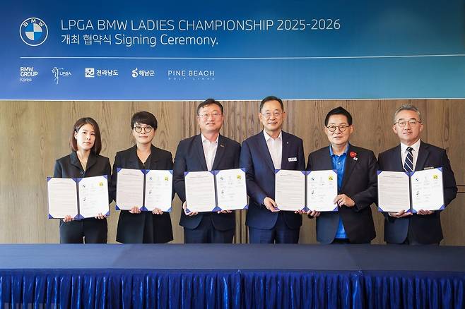 왼쪽부터 LPGA 아시아 서윤정 이사, BMW 코리아 주양예 본부장, 전라남도 명창환 행정부지사, 해남군 명현관 군수, 더불어민주당 박지원 국회의원, 파인비치 허명호 대표 [BMW 코리아 제공]
