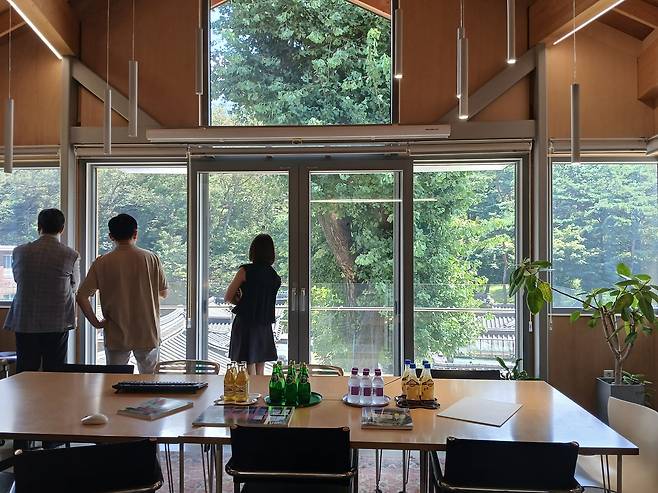 서울 종로구 원서작업실 내부. 은행나무와의 조화를 살렸다. 김희량 기자