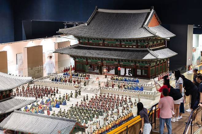 [서울=뉴시스] 롯데월드 민속박물관을 둘러보는 관람객들. (사진=롯데월드 제공)  *재판매 및 DB 금지