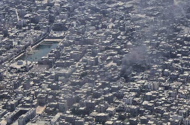 [가자시티=AP/뉴시스] 지난 7일(현지 시간) 팔레스타인인들을 위한 인도적 지원 물품을 공중 투하하던 요르단 공군 C-130 수송기에서 바라본 가자지구 가자시티에서 연기가 치솟고 있다. 2025.08.08.