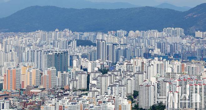 [서울=뉴시스] 홍효식 기자 = 5일 서울 남산에서 바라본 서울 아파트 모습. 2025.08.05. yesphoto@newsis.com