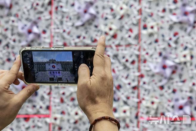 [서울=뉴시스] 정병혁 기자 = 8일 서울 중구 서울광장에 조성된 태극기 언덕에서 시민들이 사진을 찍고 있다. 2025.08.08. jhope@newsis.com