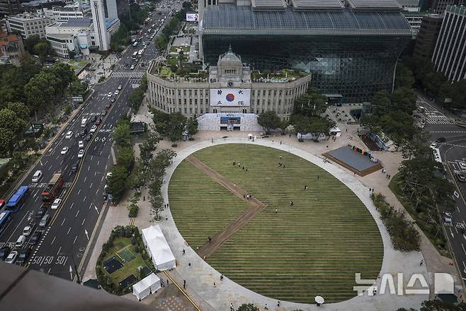 [서울=뉴시스] 정병혁 기자 = 8일 서울 중구 서울광장에 태극기 언덕이 조성되어 있다. 2025.08.08. jhope@newsis.com