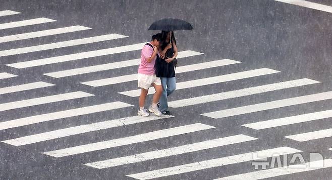 [서울=뉴시스] 홍효식 기자 = 소나기가 내린 8일 서울 중구 을지로1가 사거리에서 시민들이 우산을 쓰고 발걸음을 재촉하고 있다. 2025.08.08. yesphoto@newsis.com
