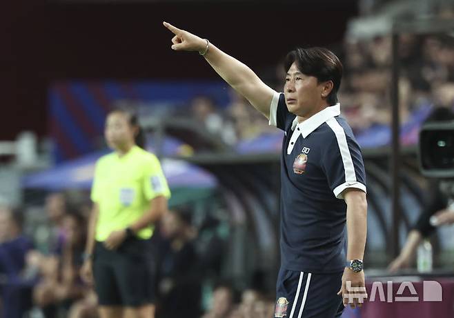 [서울=뉴시스] 김근수 기자 = 김기동 FC서울 감독이 31일 서울 마포구 상암월드컵경기장에서 열린 FC 바르셀로나 2025 아시아 투어 FC 바르셀로나 대 FC서울의 경기에서 전술 지시를 하고 있다. 2025.07.31. ks@newsis.com