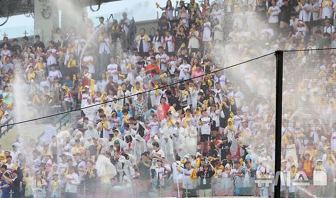 [서울=뉴시스] 이영환 기자 = 8일 오후 서울 송파구 잠실야구장에서 열린 2025 KBO 리그 한화 이글스와 LG 트윈스의 경기, 2회말 LG 팬들이 시원한 물줄기를 맞으며 응원을 하고 있다. 2025.08.08. 20hwan@newsis.com