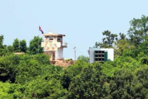 북한 대남 방송 스피커와 초소 북한 대남 방송 스피커와 초소     (파주=연합뉴스) 신현우 기자 = 국방부가 대북 심리전을 위해 전방에 설치한 대북 확성기를 철거한다고 밝힌 4일 경기도 파주 접경 지역에서 바라본 북한군 초소와 대남 방송 스피커.     이날 합동참모본부는 북한군 동향에 대해 "확성기를 일부 정비하는 모습이 있었고 철거하는 모습은 없었다"고 말했다. 2025.8.4     nowwego@yna.co.kr (끝)   <저작권자(c) 연합뉴스, 무단 전재-재배포, AI 학습 및 활용 금지>