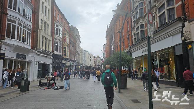 아일랜드 더블린 도심의 한 거리의 모습. 서늘한 날씨 때문에 상당수의 주민이 긴팔 차림을 하고 있다. 최원철 기자