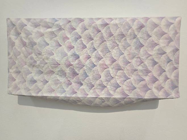 김영현, '창백한 허물(Pale Slough)', 광목에 채색, 호분, 16.3 x 35 x 3.5 cm(2025). 곽인숙 기자