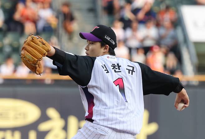 8일 서울 잠실야구장에서 열린 프로야구 한화 이글스와 LG 트윈스의 경기. LG 선발 투수 임찬규가 역투하고 있다. 연합뉴스