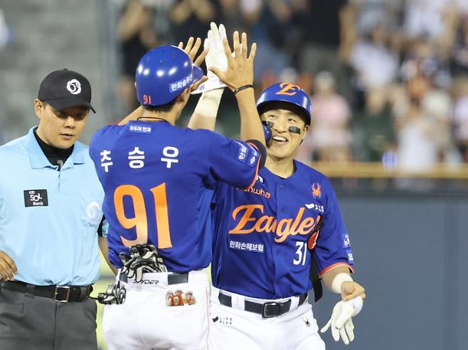 8일 서울 잠실야구장에서 열린 프로야구 한화 이글스와 LG 트윈스의 경기. 5회초 무사 2루 한화 손아섭이 1타점 2루타를 친 뒤 기뻐하고 있다. 연합뉴스