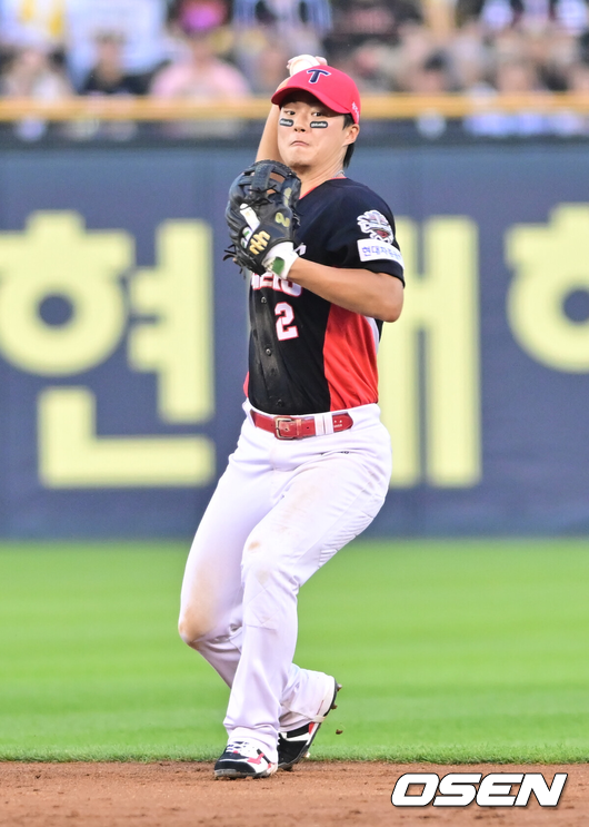 박민이 1루에 공을 던지고 있다./OSEN DB