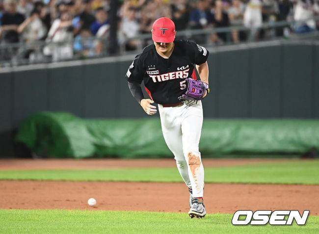 [OSEN=부산, 이석우 기자] 7일 부산 사직야구장에서 2025 신한 SOL 뱅크 KBO 리그 롯데 자이언츠와 KIA 타이거즈의 경기가 열렸다. 홈팀 롯데는 이민석이, 방문팀 KIA는 양현종이 선발 출전했다.KIA 타이거즈 김도영이 5회말 무사 1루 롯데 자이언츠 윤동희의 타구를 잡다 부상을 당한 듯 힘들어 하고 있다. 2025.08.07 / foto0307@osen.co.kr