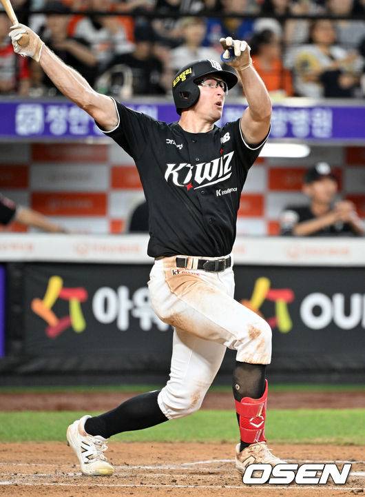 [OSEN=대전, 민경훈 기자] 7일 대전 한화생명볼파크에서 ‘2025 신한 SOL Bank KBO리그’ 한화 이글스와 KT 위즈의 경기가 열렸다.홈팀 한화는 와이스, KT는 고영표를 선발로 내세웠다.7회초 1사 KT 스티븐슨이 우월 솔로홈런을 때리고 있다. 2025.08.07 / rumi@osen.co.kr