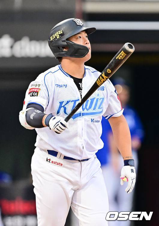[OSEN=수원, 박준형 기자] 8일 오후 수원 KT위즈파크에서 ‘2025 신한 SOL BANK KBO리그’ KT 위즈와 삼성 라이온즈의 경기가 진행됐다.이날 KT는 소형준을, 삼성은 원태인을 선발투수로 내세웠다.2회말 KT 선두타자 강백호가 동점 솔로홈런을 날리고 있다.   2025.08.08 / soul1014@osen.co.kr