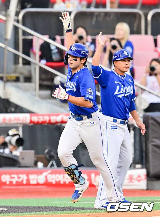 [OSEN=수원, 박준형 기자] 8일 오후 수원 KT위즈파크에서 ‘2025 신한 SOL BANK KBO리그’ KT 위즈와 삼성 라이온즈의 경기가 진행됐다.이날 KT는 소형준을, 삼성은 원태인을 선발투수로 내세웠다.2회초 삼성 선두타자 김영웅이 선취 솔로홈런을 날리고 베이스를 돌고 있다.    2025.08.08 / soul1014@osen.co.kr