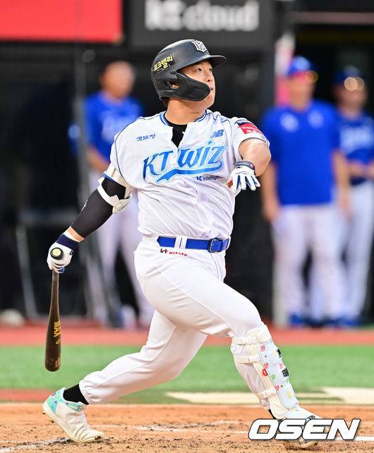 [OSEN=수원, 박준형 기자] 8일 오후 수원 KT위즈파크에서 ‘2025 신한 SOL BANK KBO리그’ KT 위즈와 삼성 라이온즈의 경기가 진행됐다.이날 KT는 소형준을, 삼성은 원태인을 선발투수로 내세웠다.2회말 KT 선두타자 강백호가 동점 솔로홈런을 날리고 있다.   2025.08.08 / soul1014@osen.co.kr