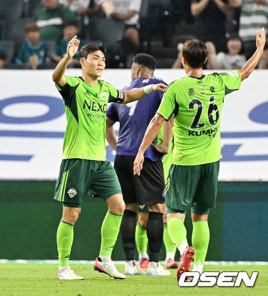 [OSEN=전북, 민경훈 기자] 8일 오후 전주월드컵경기장에서 하나은행 K리그1 2025 25라운드 전북현대와 FC안양의 경기가 열렸다.  전북은 이날 21경기 연속 무패에 도전한다.전반 전북 박진섭이 선제골에 성공한 후 기뻐하고 있다. 2025.08.08 / rumi@osen.co.kr