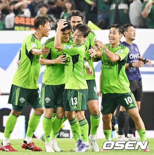 [OSEN=전북, 민경훈 기자] 8일 오후 전주월드컵경기장에서 하나은행 K리그1 2025 25라운드 전북현대와 FC안양의 경기가 열렸다.  전북은 이날 21경기 연속 무패에 도전한다.전반 전북 박진섭이 선제골에 성공한 후 기뻐하고 있다. 2025.08.08 / rumi@osen.co.kr