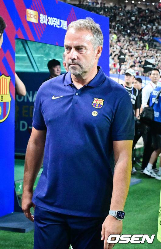 [OSEN=서울월드컵경기장, 박준형 기자] 완패다. 그만큼 라리가 챔피언 FC 바르셀로나가 진지하게 경기에 나서 한국 팬들을 감동시켰다.바르셀로나는&nbsp;31일 오후 8시 서울월드컵경기장에서 K리그1 FC서울과 맞대결서 7-3으로 완승응 거뒀다. 이날 바르셀로나는 주전으로 나선 전반에 3골, 로테이션을 가동한&nbsp;후반에 4골을 넣으면서 남다른 화력을 뽐내면서 한국 팬들에게 강한 인상을 남겼다.경기 앞서 FC바르셀로나 한지 플릭 감독이 벤치로 향하고 있다   2025.07.31 / soul1014@osen.co.kr