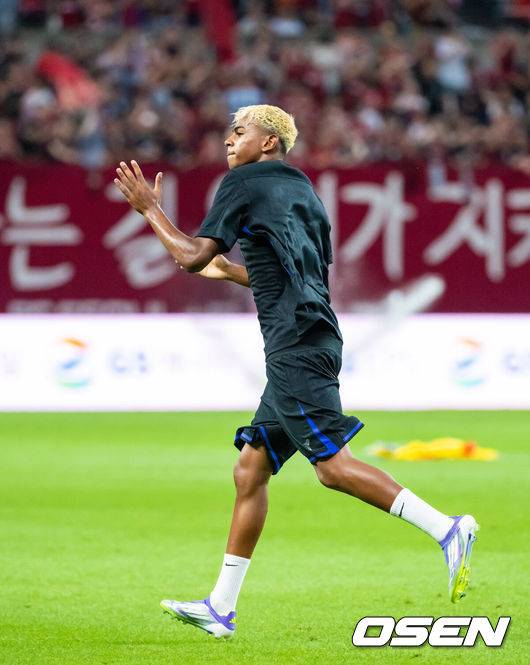 [OSEN=서울월드컵경기장, 박준형 기자] 31일 오후 서울월드컵경기장에서 바르셀로나와 FC서울의 FC바르셀로나 2025 아시아 투어 에디션 한국 경기가 진행됐다.한지 플릭 감독이 이끄는 바르셀로나는 로베르트 레반도프스키를 필두로 하피냐, 다니 올모, 라민 야말이 공격진을, 중원에는 페드리, 프렌키 더 용이 구성하며, 포백은 알레한드로 발데, 로날드 아라우호, 파우 쿠바르시, 쥘 쿤데가 이룬다. 마지막으로 골문은 후안 가르시아가 지킨다.김기동 감독이 지휘하는 서울은 조영욱이 원톱으로 나서고, 문선민, 린가드, 안데르손이 지원 사격한다. 미드필드는 이승모, 정승원이 책임지고, 수비는 김진수, 정태욱, 야잔, 박수일이 구성한다. 골키퍼 장갑은 강현무가 착용한다.경기 앞두고 바르셀로나 라민 야말이 팬들에게 인사를 하고 있다.  2025.07.31 / soul1014@osen.co.kr