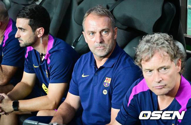 [OSEN=서울월드컵경기장, 박준형 기자] 완패다. 그만큼 라리가 챔피언 FC 바르셀로나가 진지하게 경기에 나서 한국 팬들을 감동시켰다.바르셀로나는&nbsp;31일 오후 8시 서울월드컵경기장에서 K리그1 FC서울과 맞대결서 7-3으로 완승응 거뒀다. 이날 바르셀로나는 주전으로 나선 전반에 3골, 로테이션을 가동한&nbsp;후반에 4골을 넣으면서 남다른 화력을 뽐내면서 한국 팬들에게 강한 인상을 남겼다.경기 앞서 FC바르셀로나 한지 플릭 감독이 그라운드를 바라보고 있다.    2025.07.31 / soul1014@osen.co.kr