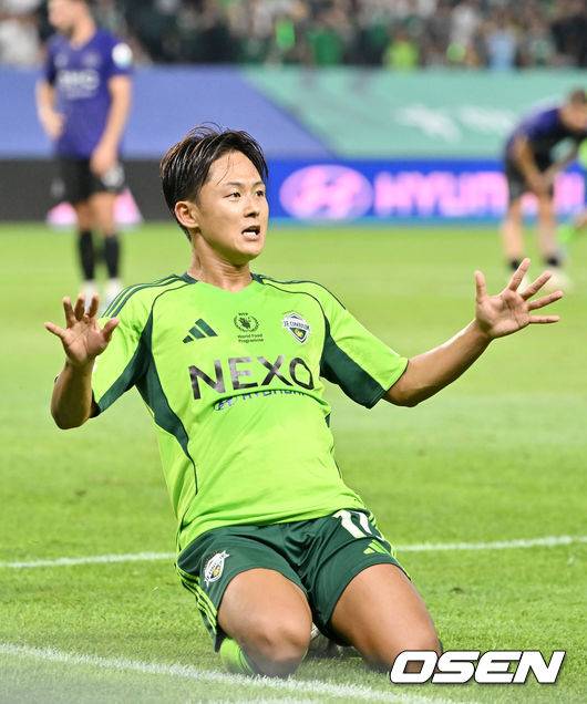 [OSEN=전북, 민경훈 기자] 8일 오후 전주월드컵경기장에서 하나은행 K리그1 2025 25라운드 전북현대와 FC안양의 경기가 열렸다.  전북은 이날 21경기 연속 무패에 도전한다.후반 전북 이승우가 추가골에 성공한 후 세리머니를 하고 있다. 2025.08.08 / rumi@osen.co.kr