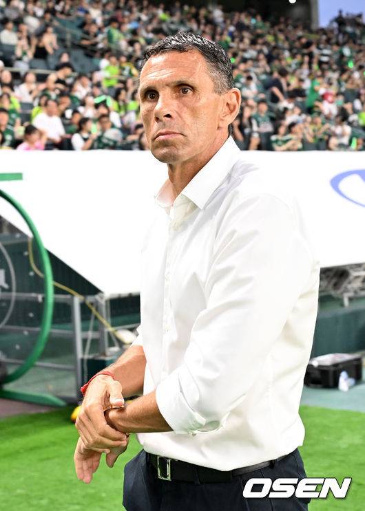 [OSEN=전북, 민경훈 기자] 8일 오후 전주월드컵경기장에서 하나은행 K리그1 2025 25라운드 전북현대와 FC안양의 경기가 열렸다.  이 경기에서 전북은 박진섭의 선제골과 이승우의 결승골이 터져 FC안양을 2-1로 이겼다.&nbsp;무려 21경기 연속 무패(16승5무)를 달린 전북(17승6무2패, 승점 57점)은 압도적 선두를 지켰다. 전북 거스 포옛 감독이 그라운드를 바라보고 있다. 2025.08.08 / rumi@osen.co.kr