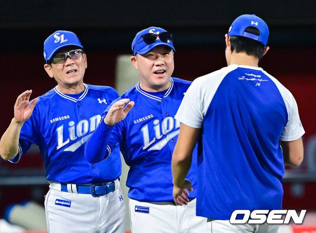 [OSEN=수원, 박준형 기자]  사자군단이 선발 원태인의 역투와 선발 전원 안타를 앞세워 6위 KT를&nbsp;1경기 차이로 압박했다.&nbsp;프로야구 삼성 라이온즈는 8일 수원KT위즈파크에서 열린 2025 신한 SOL뱅크 KBO리그 KT 위즈와의 시즌 11차전에서 8-4로 승리했다.&nbsp;경기종료 후 삼성 박진만 감독이 원태인과 하이파이브를 하고 있다.   2025.08.08 / soul1014@osen.co.kr