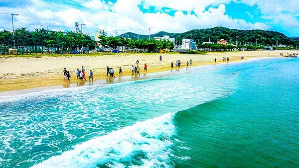 후포해변 맨발걷기는 특별한 즐거움을 선사한다.