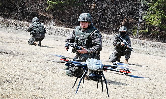 육군 장병들이 훈련 도중 정찰을 위해 드론을 띄우고 있다. 세계일보 자료사진