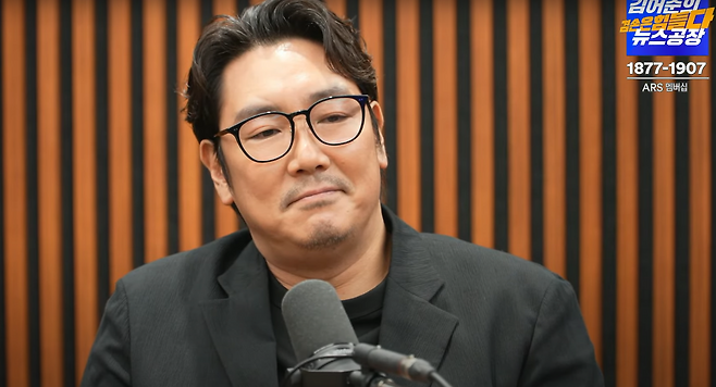 배우 조진웅이 지난 6일 유튜브 '김어준의 겸손은 힘들다 뉴스공장'의 코너 '영화공장'에 출연해, 지난해 직접 올렸던 12·3 비상계엄 영상과 관련해 발언하고 있다.&nbsp;유튜브 '김어준의 겸손은 힘들다 뉴스공장'