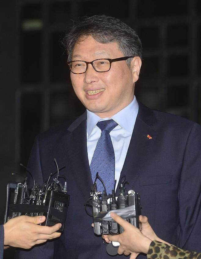 2015년 8월 14일&nbsp;광복절 특별사면을 받은 최태원 SK그룹 회장이 14일 자정 경기 의정부 교도소에서 출소하며 취재진 질문에 답변하고 있다.