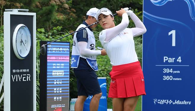 지난 7일 제주 서귀포시 표선면 사이프러스 골프&리조트에서 열린 KLPA 한국여자프로골프(KLPGA) 투어 제주 삼다수 마스터스(총상금 10억원) 1라운드 경기. 디펜딩 챔피언 윤이나가 1번홀 티샷을 준비하고 있다. 연합뉴스