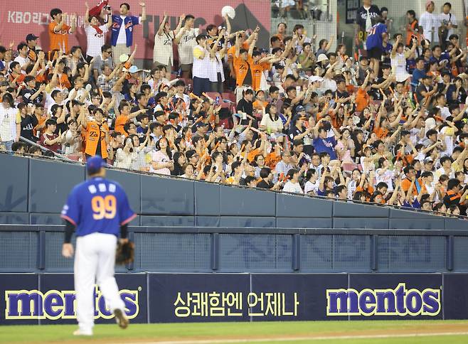 8일 서울 잠실야구장에서 열린 프로야구 한화 이글스와 LG 트윈스의 경기. 6회말 한화 선발 류현진이 무실점으로 이닝을 마치자 관중들이 환호하고 있다.&nbsp; &nbsp;연합뉴스
