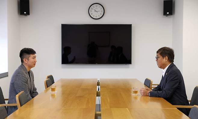 최휘영 장관, 유승민 대한체육회장과 면담 - 최휘영(오른쪽) 문화체육관광부 장관이 8일 서울 종로구 국립현대미술관 서울관에서 유승민 대한체육회장을 만나 체육계 현안 사항 등에 대해 논의하고 있다. 문화체육관광부 제공