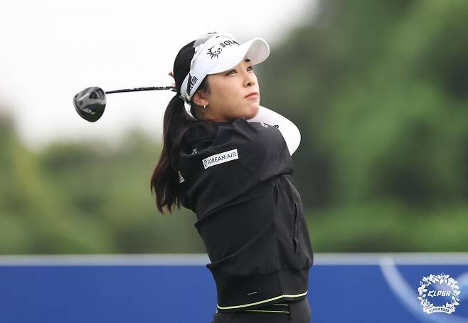 티샷하는 윤이나 - 8일 제주 서귀포 사이프러스 골프앤리조트에서 열린 제주삼다수 마스터스 2라운드 13번홀에서 윤이나가 티샷을 하고 있다. KLPGA 제공