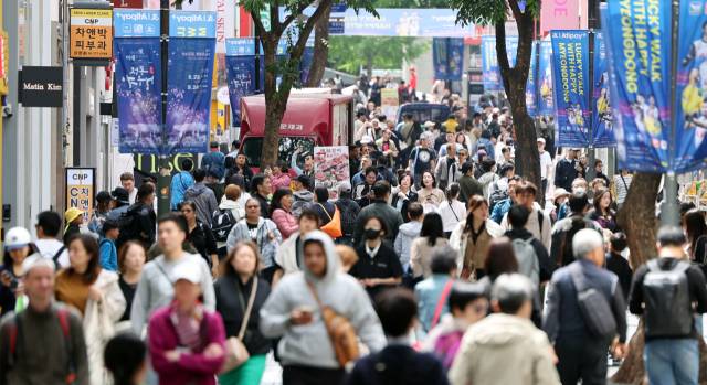 서울 중구 명동거리가 외국인 관광객과 시민들로 북적이고 있다. 뉴스1