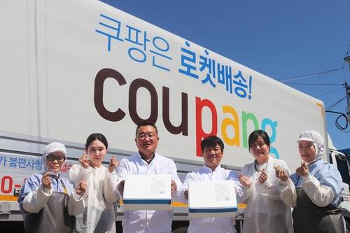 제주 창해수산 직원들이 쿠팡 차량 앞에서 생갈치 상품을 들고 활짝 웃고 있다. 사진 제공=쿠팡