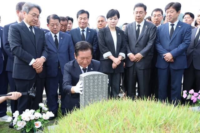 정청래 더불어민주당 대표가 8일 광주광역시 북구 국립5·18민주묘지를 찾아 윤상원 열사의 묘를 참배하고 있다. 연합뉴스