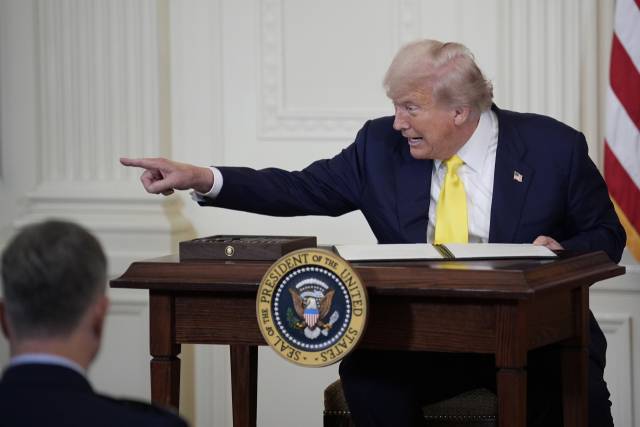 도널드 트럼프 미국 대통령이 7일(현지 시간) 백악관에서 열린 한 행사에서 참석자를 지목하고 있다. UPI연합뉴스